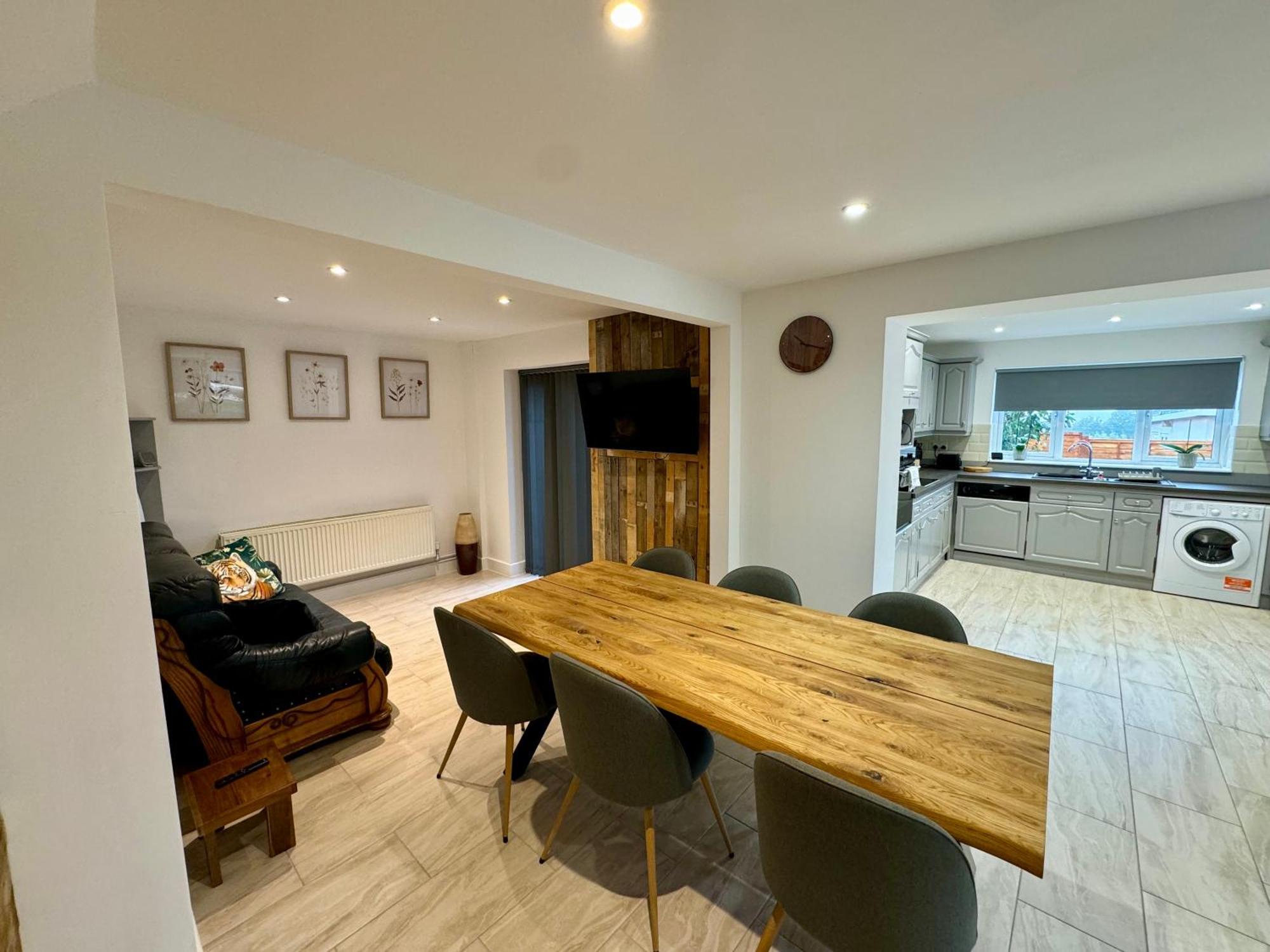 Florina S House 4 Bedrooms Villa รูจลีย์ ภายนอก รูปภาพ